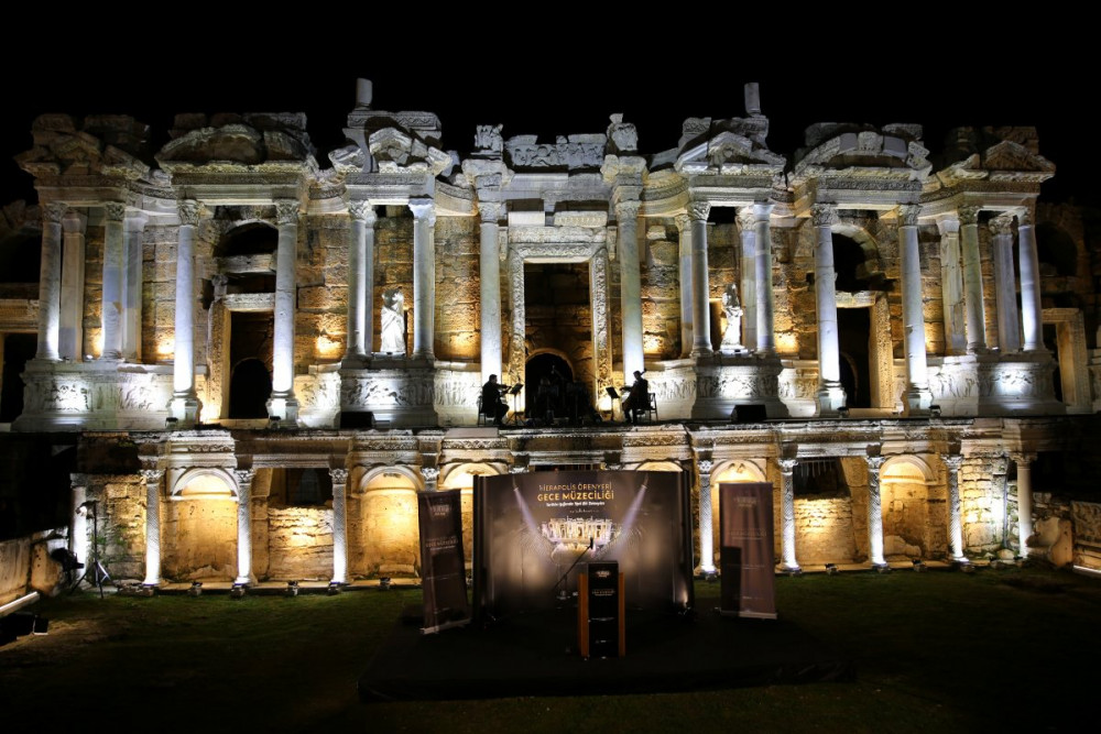 Pamukkale traverten artık geceleri ışıl ışıl