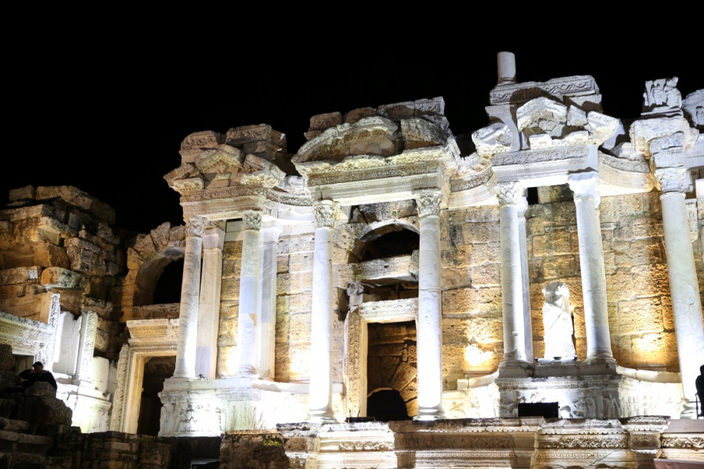 Pamukkale traverten artık geceleri ışıl ışıl