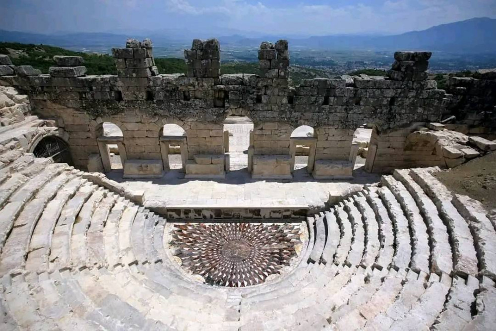 Dünyada Medusa mozaiği çok ama böylesi Burdurdan başka yerde yok