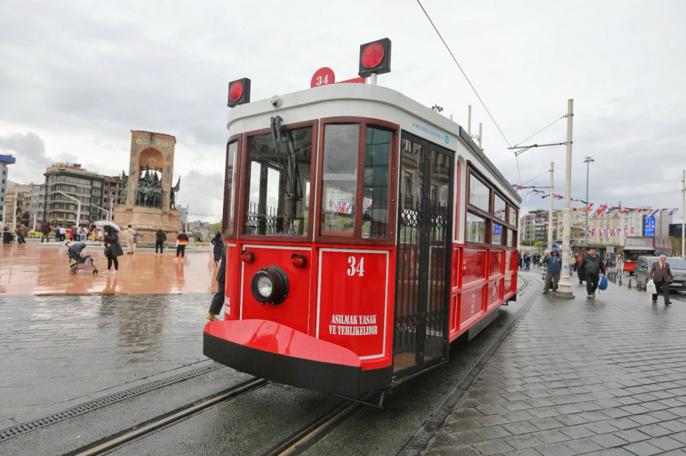 Beyoğluna içi-dışı nostaljik bataryalı tramvaylar geliyor