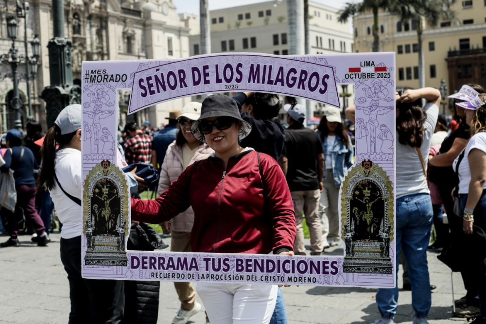 Perudaki Señor de los Milagros Festivalinden kareler