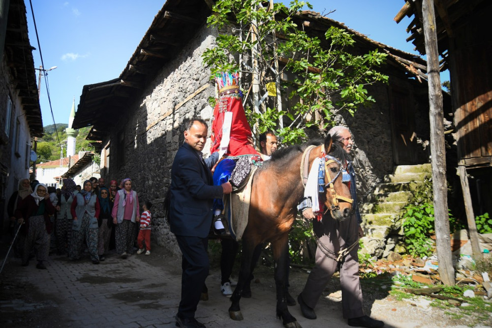 Sındırgının Allı Gelinleri asırlık geleneği yaşatıyor