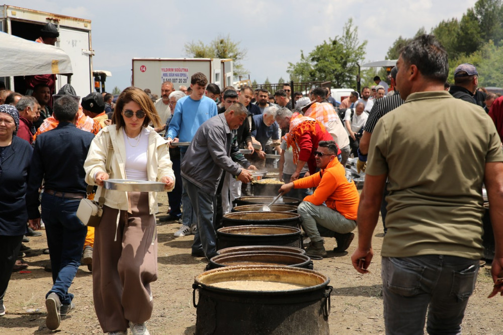 Denizli’de Binlerce kişi 30 kazanda pişen aşa kaşık salladı!