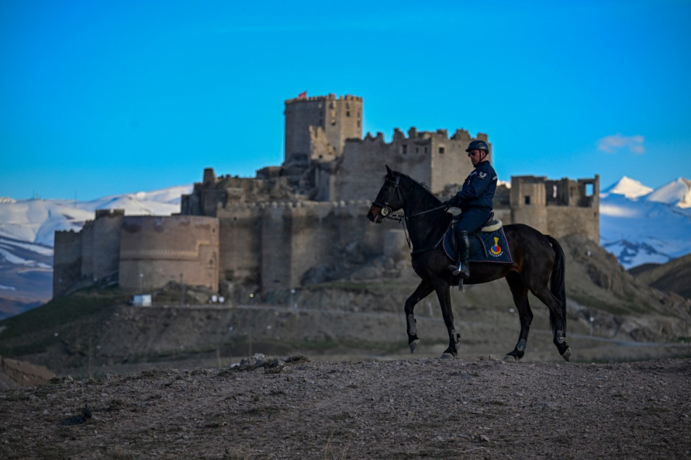 Bakalım Hoşapa bir akşamüstü