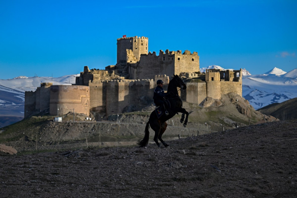 Bakalım Hoşapa bir akşamüstü
